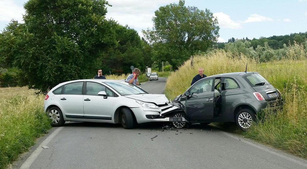 Scontro frontale tra due automobili 