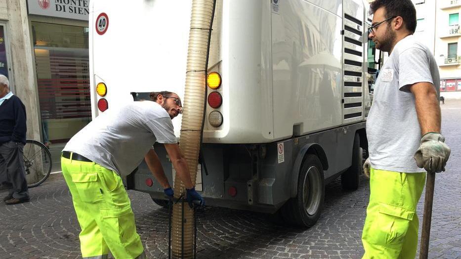 Si puliscono i tombini contro gli allagamenti