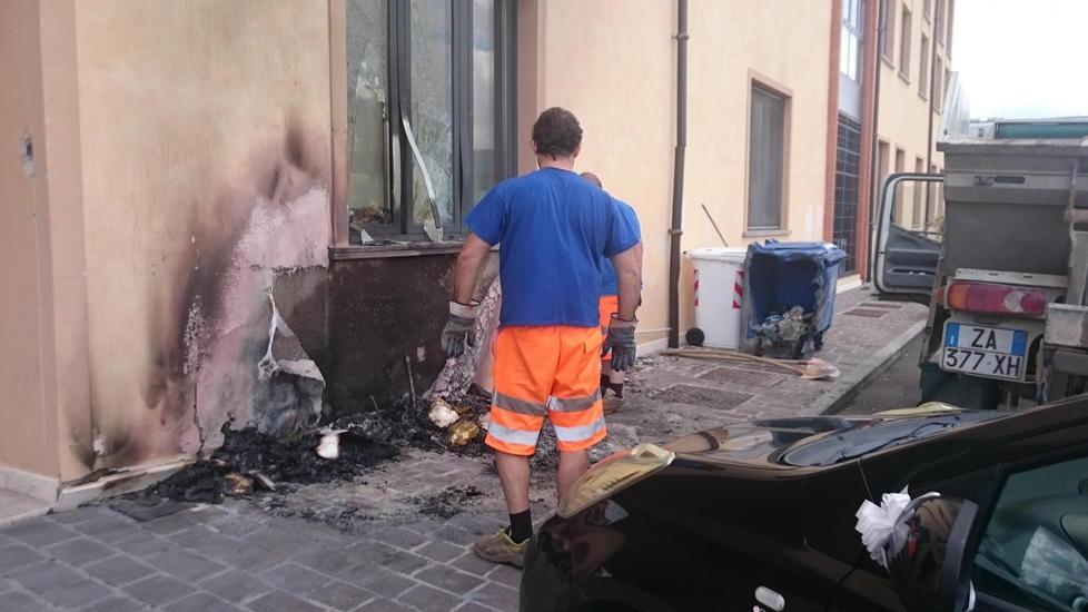 Vandali appiccano il fuoco danni a una casa e a un cassonetto