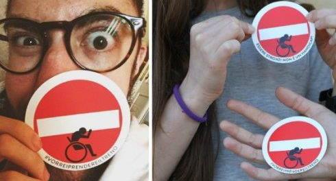 "Adesiviamoli": Melio e Clet contro furbetti e barriere 
