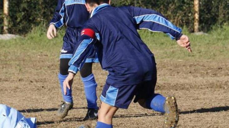 Fa giocare due squalificati: società caccia l’allenatore