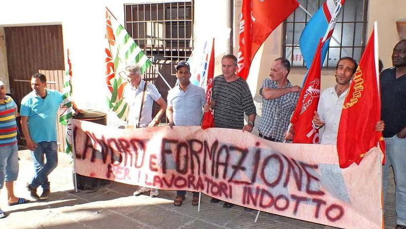 I lavoratori dell’indotto manifestano in Comune