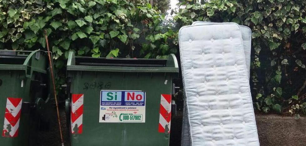Materassi, vecchie tv e calcinacci in strada 