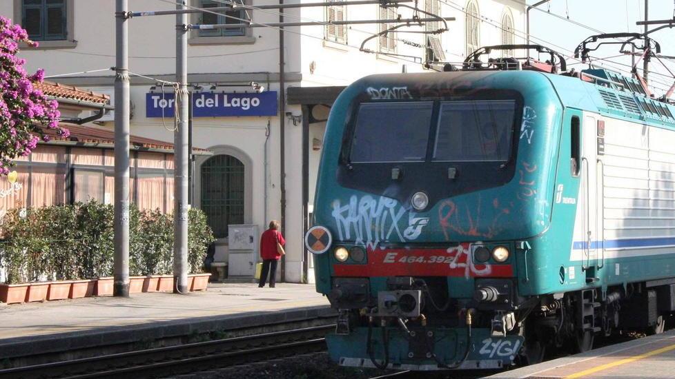 Si ferisce agganciandosi al treno in corsa