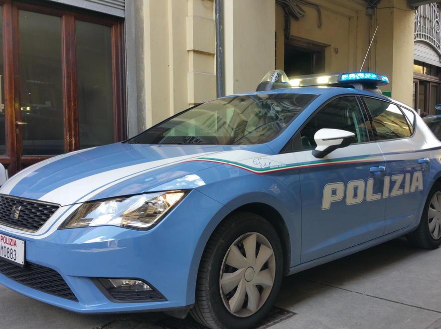 Allontanate tre persone che si aggirano tra le case 