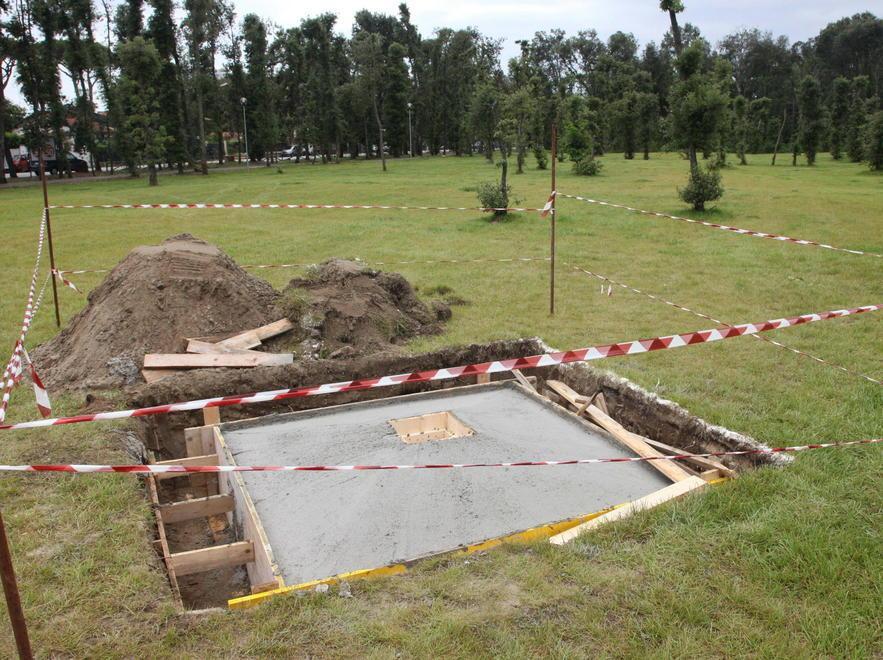 No alla scultura di Prasto nel parco 