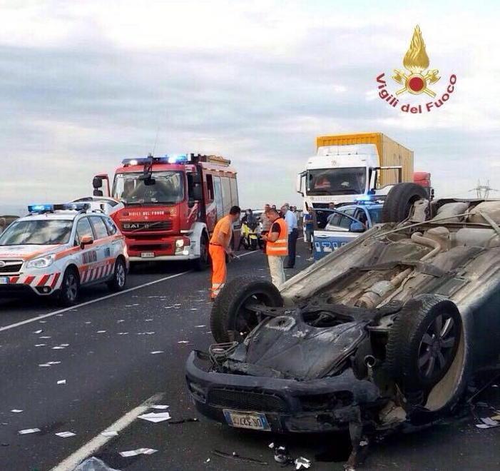 Automobilista ferito sbalzato dal mezzo finisce all’ospedale