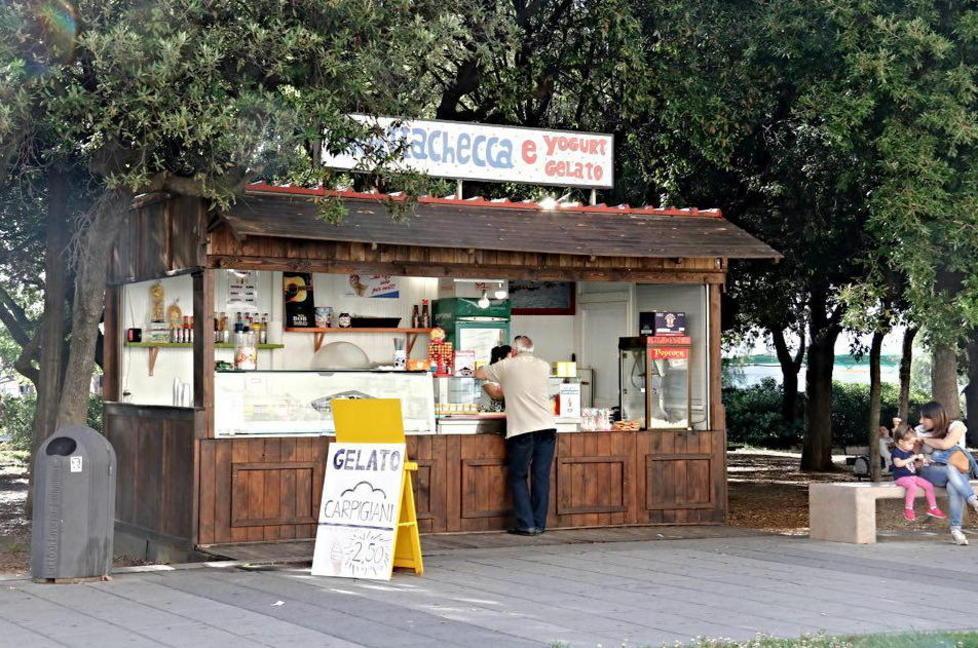 Il chiosco diventa un bar I vigili: abuso edilizio sul viale Italia 