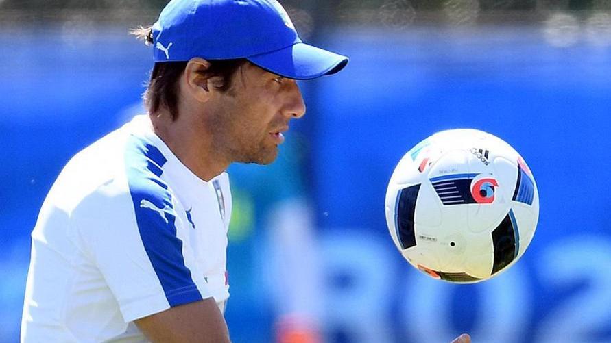 Conte il trasformista: meno tecnica, più tattica per un’Italia di carattere