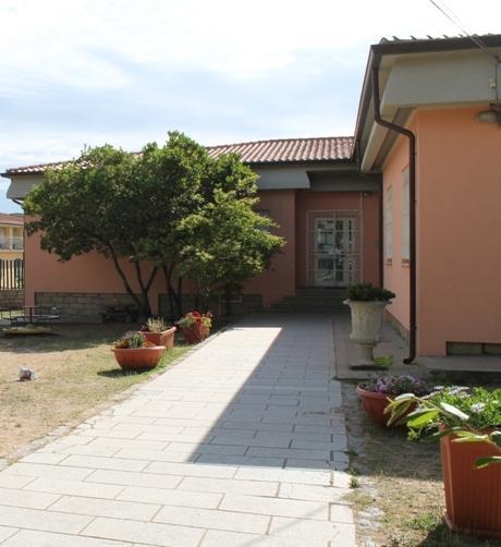 Anche una voliera nel giardino della scuola materna