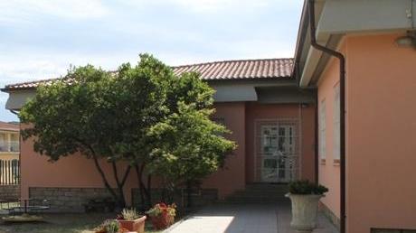 Anche una voliera nel giardino della scuola materna