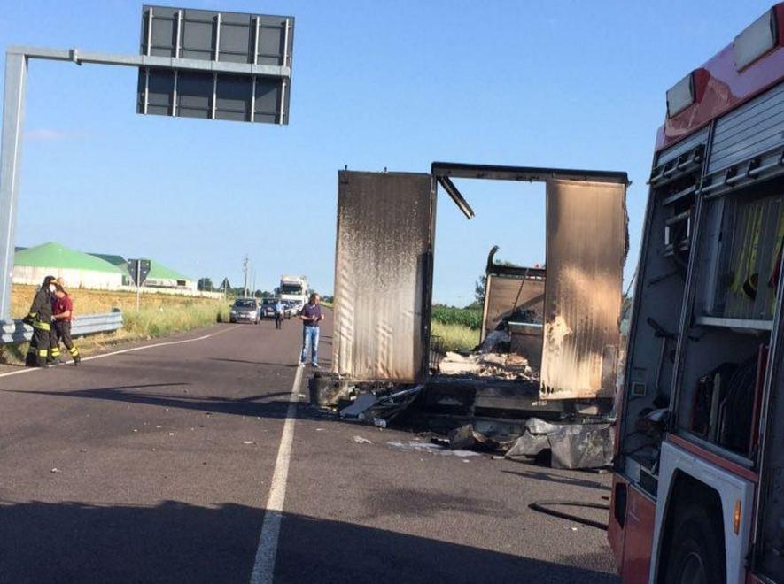 Camion si incendia, rischio inquinamento 
