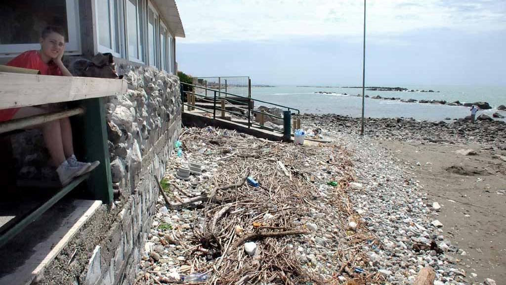 il tratto di spiaggia retrostante il chiosco di Oreste Gaspari