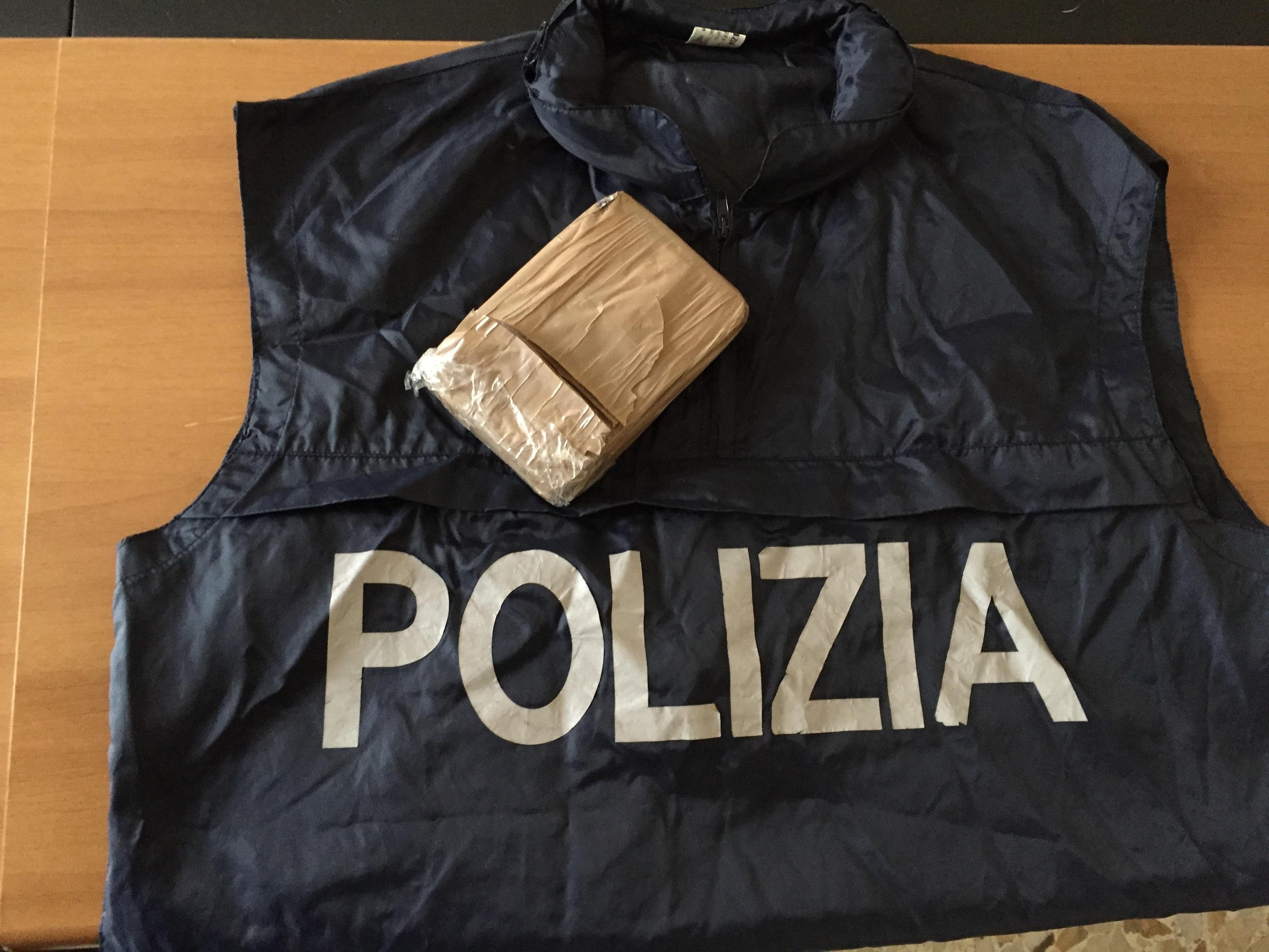 Fermati con due etti di eroina in auto, due in manette