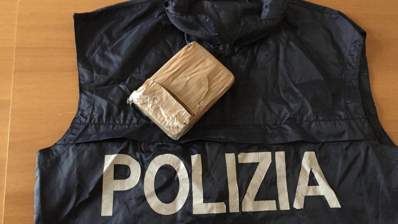 Fermati con due etti di eroina in auto, due in manette