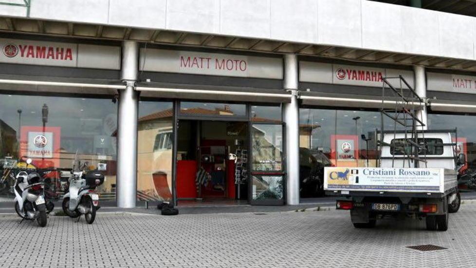 Sfondano la concessionaria con il furgone e rubano quattro moto Yamaha