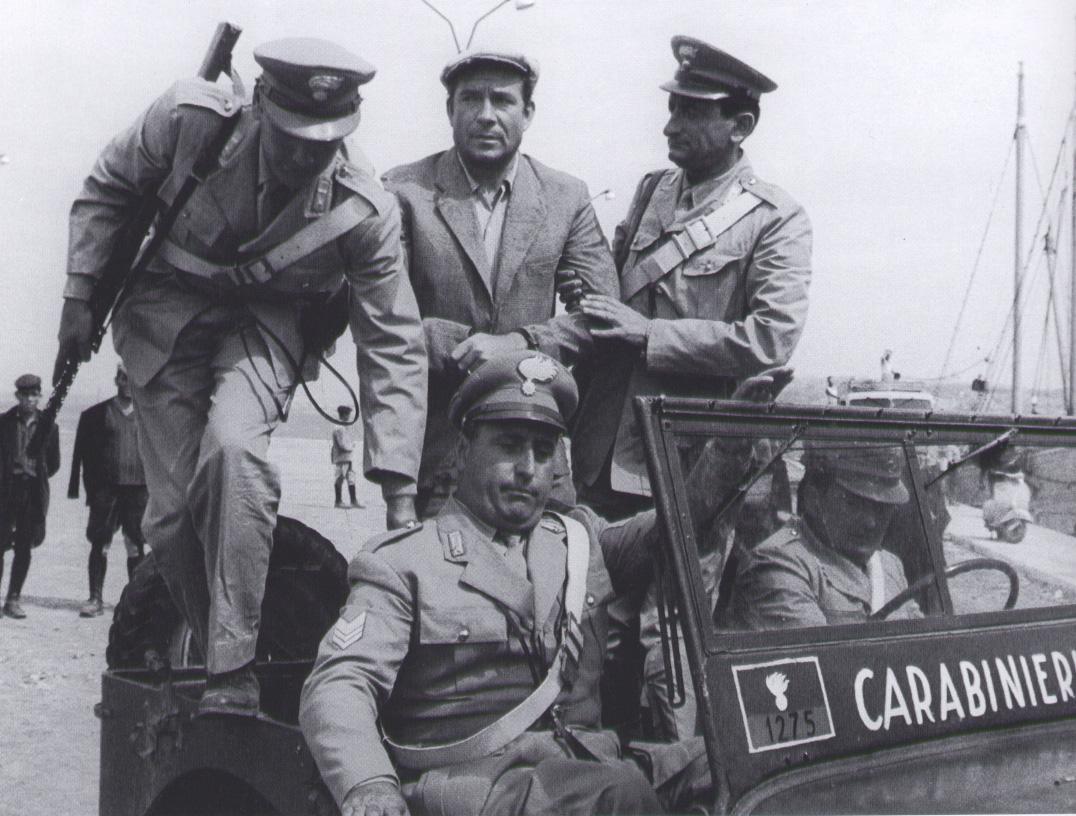 Tognazzi in una scena del film di Zampa girato in Sardegna