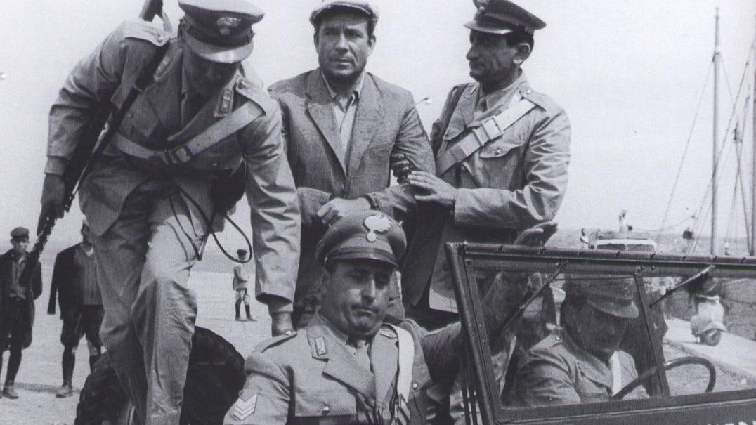 Tognazzi in una scena del film di Zampa girato in Sardegna
