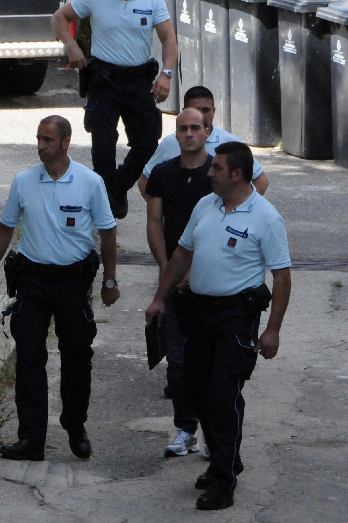 Antonio Zappareddu tra gli agenti di polizia penitenziaria