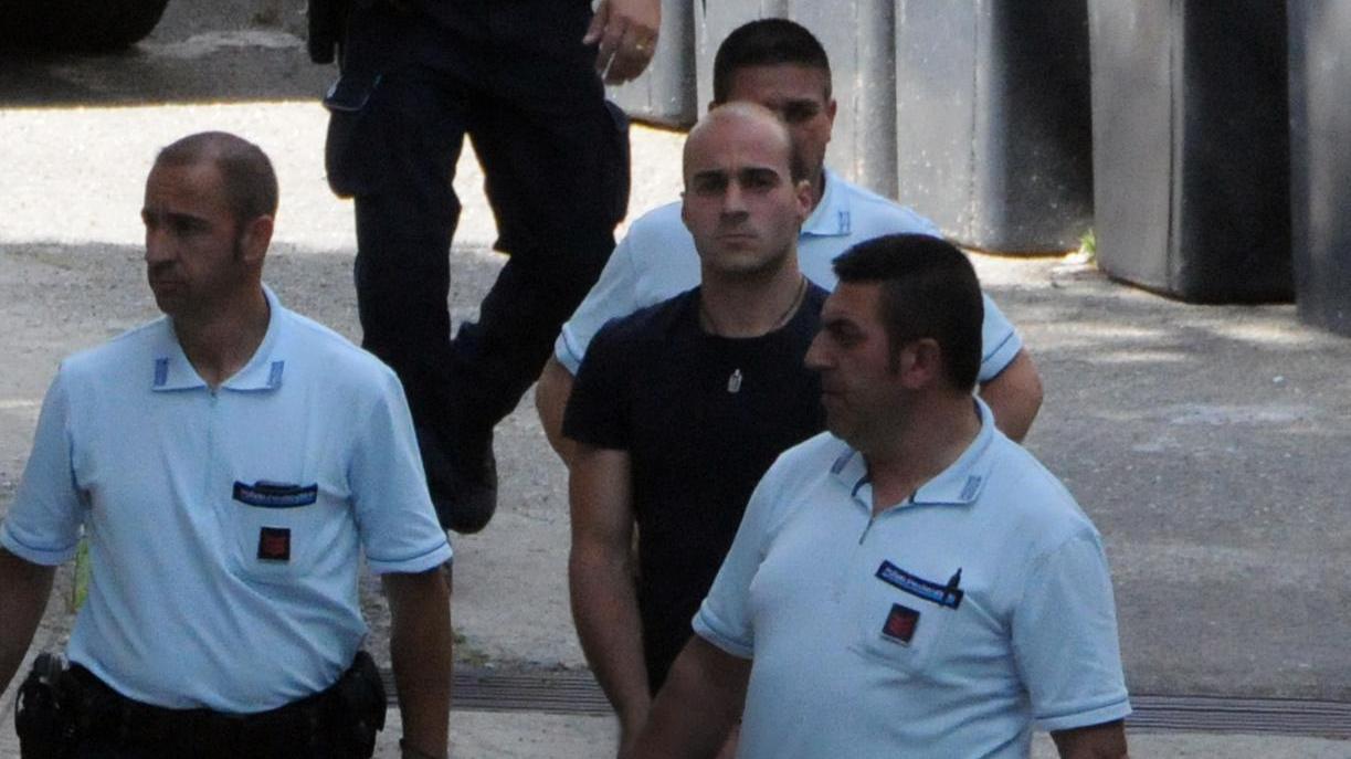 Antonio Zappareddu tra gli agenti di polizia penitenziaria