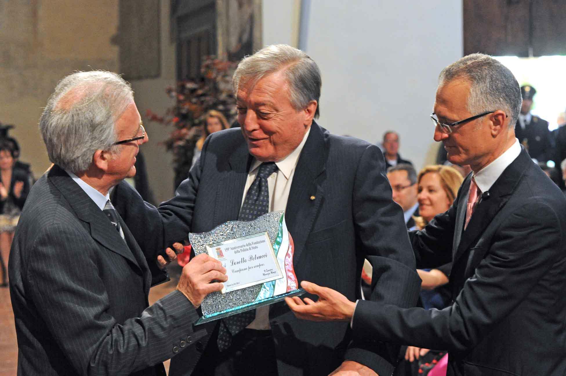 2011, Petrucci ritira un riconoscimento dall'allora questore Manzo