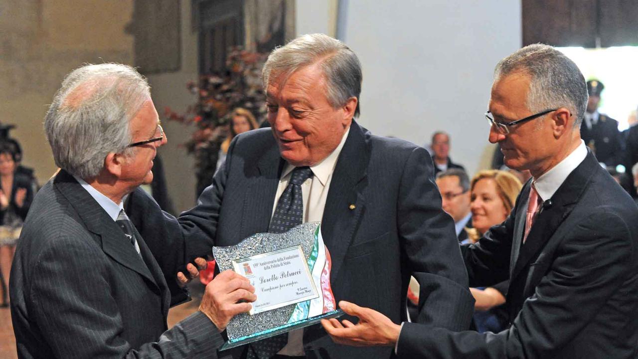 2011, Petrucci ritira un riconoscimento dall'allora questore Manzo