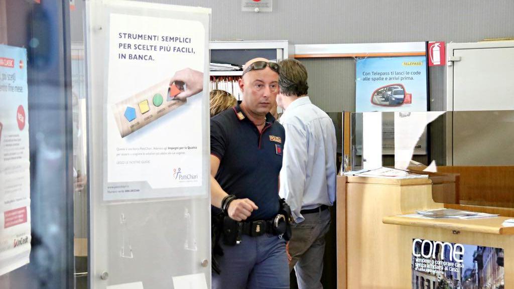 La polizia dentro la banca