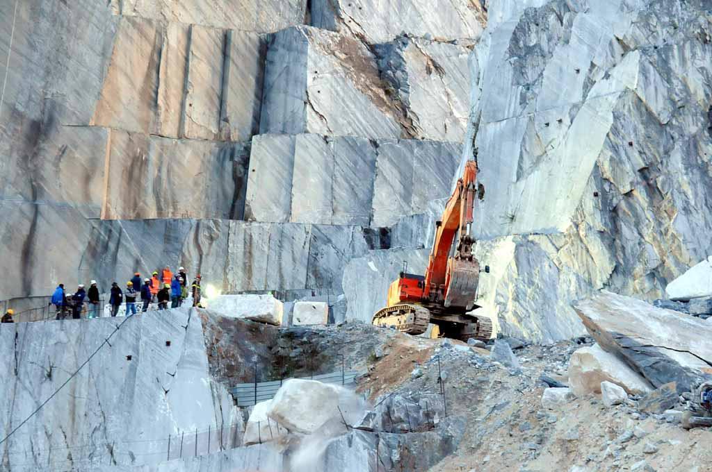 Le ricerche dei due cavatori travolti da una frana nel bacino di Gioia