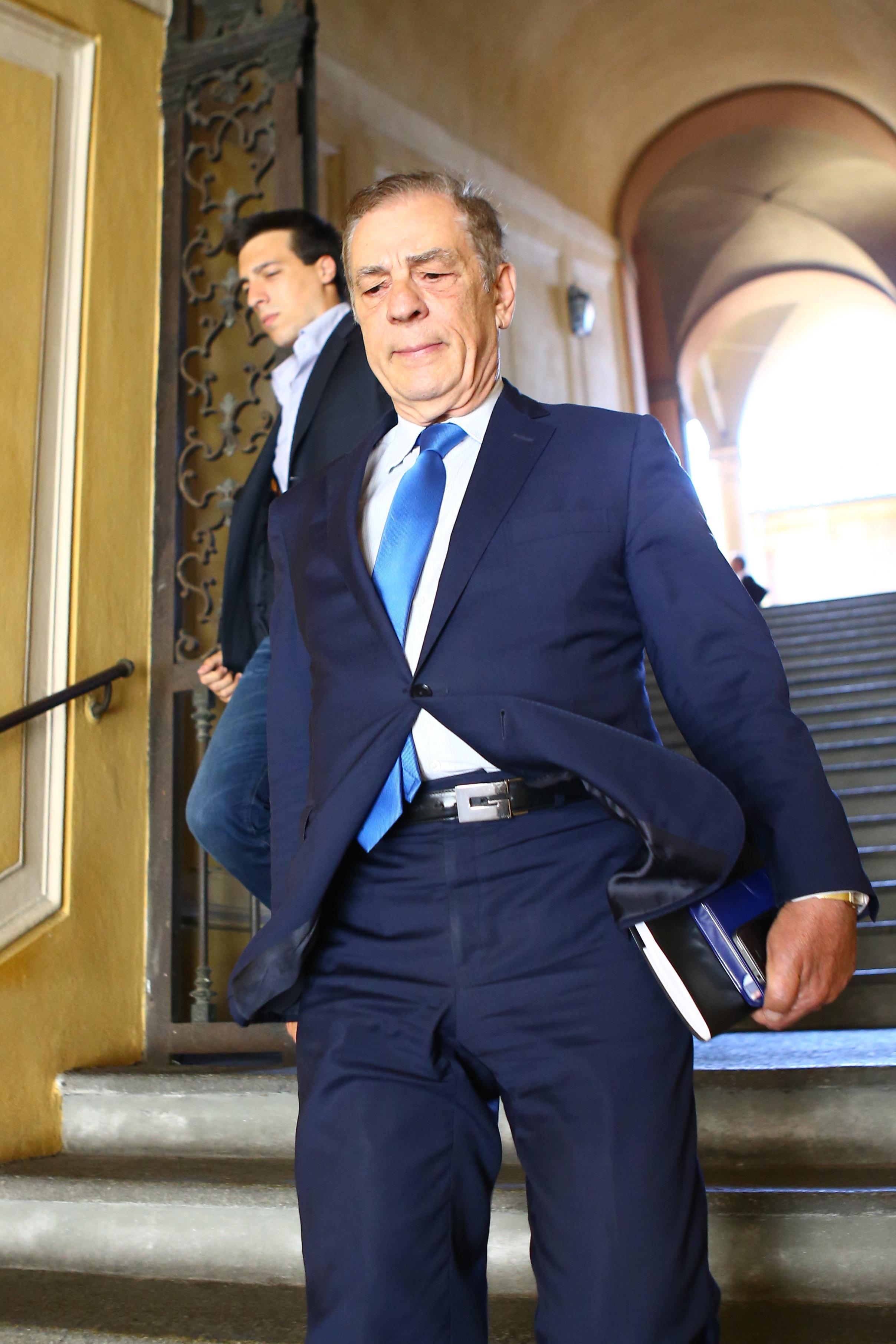 Antonio Caliendo all'uscita del Municipio