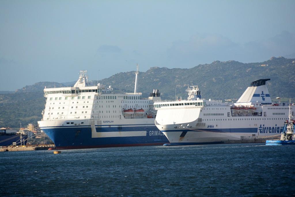 Traghetti in porto a Olbia