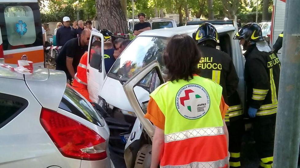 I vigili del fuoco e il personale della Pubblica assistenza mentre liberano l'uomo dal motocarro