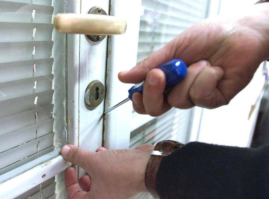 Ladri forzano la porta di un'abitazione (foto d'archivio)