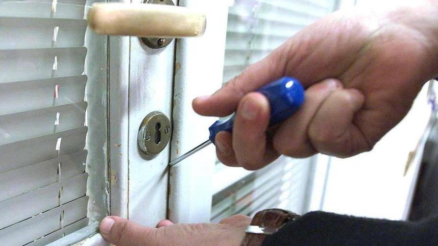 Ladri forzano la porta di un'abitazione (foto d'archivio)