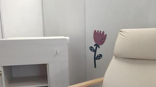 Scalda biberon, fasciatoio e poltrona nella stanza-nido nel palazzo