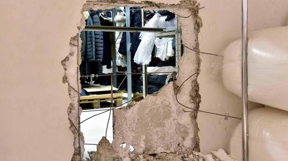 Assalto della banda del buco in fuga con la cassaforte