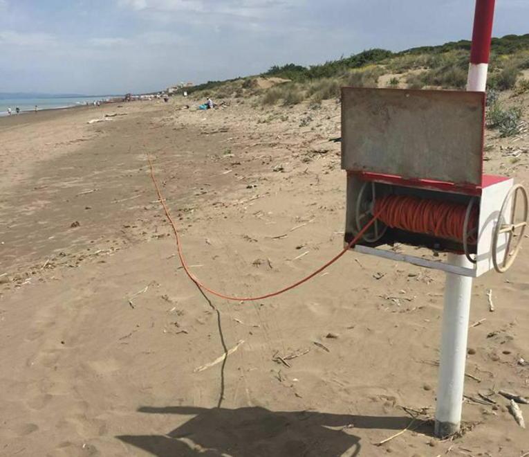 Danni alle postazioni dei bagnini nel mirino cartelli e attrezzature 