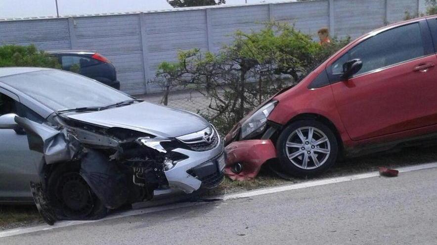 Frontale con l’auto sulla via per Buriano