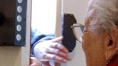 Si fingono carabinieri per truffare gli anziani