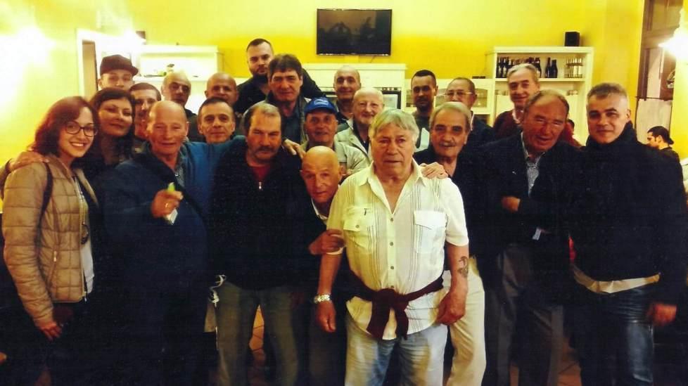 Invece del ring, i pugili si trovano a tavola 