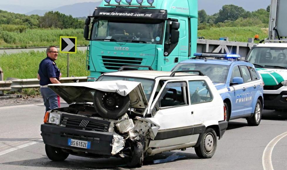 Scontro frontale tra una Panda e una bisarca