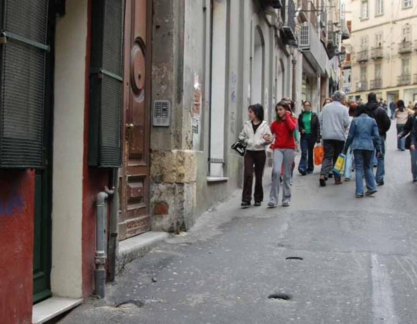Incendio nella notte in centro danneggiato un negozio
