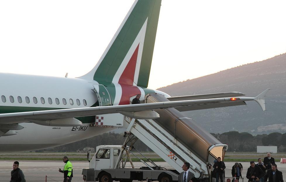 Aerei, la beffa dello sciopero posticipato: 23 voli restano cancellati