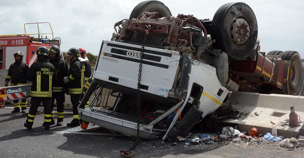 Autoarticolato tampona tir, due feriti e 131 interrotta