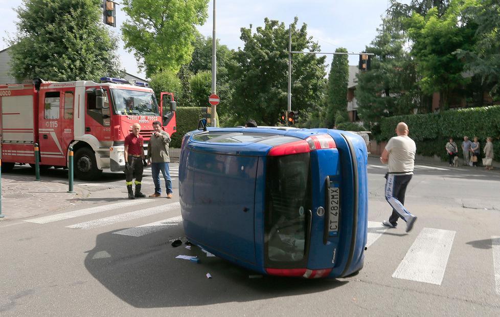 Incidente in via Bellinzona, auto si ribalta 