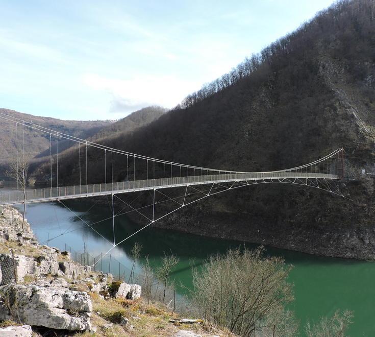 Il nuovo ponte sospeso sul lago di Vagli