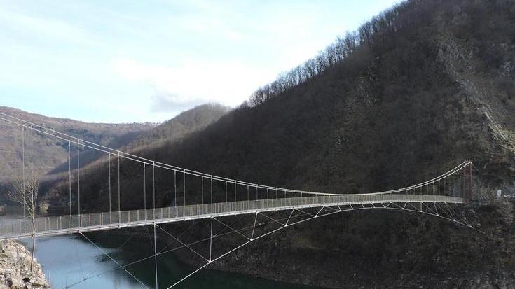 Il nuovo ponte sospeso sul lago di Vagli