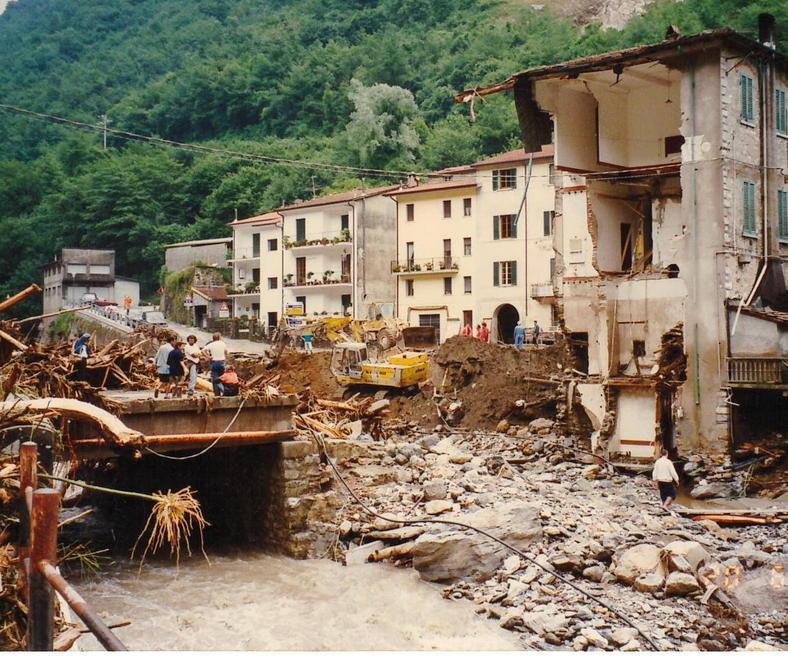 Il disastro lasciato dall'alluvione del 1996