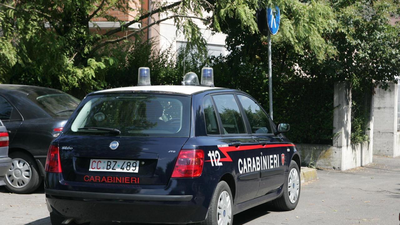 Minaccia ripetutamente i nonni e il papà, arrestato dai carabinieri