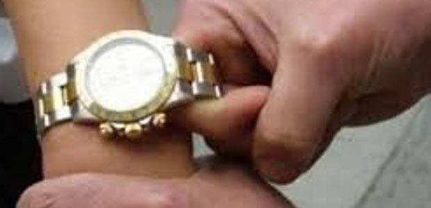 Anziana avvicinata da due donne che le strappano l'orologio