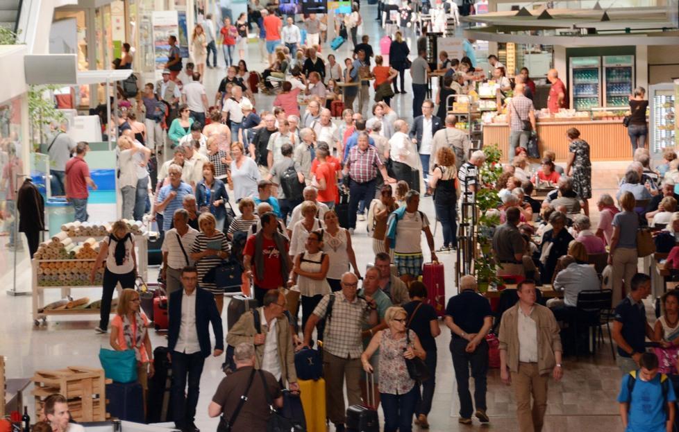 Le code all'aeroporto di Olbia il 17 giugno (Foto Gavino Sanna)